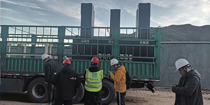 一體化污水處理設(shè)備安裝調(diào)試現(xiàn)場(chǎng)